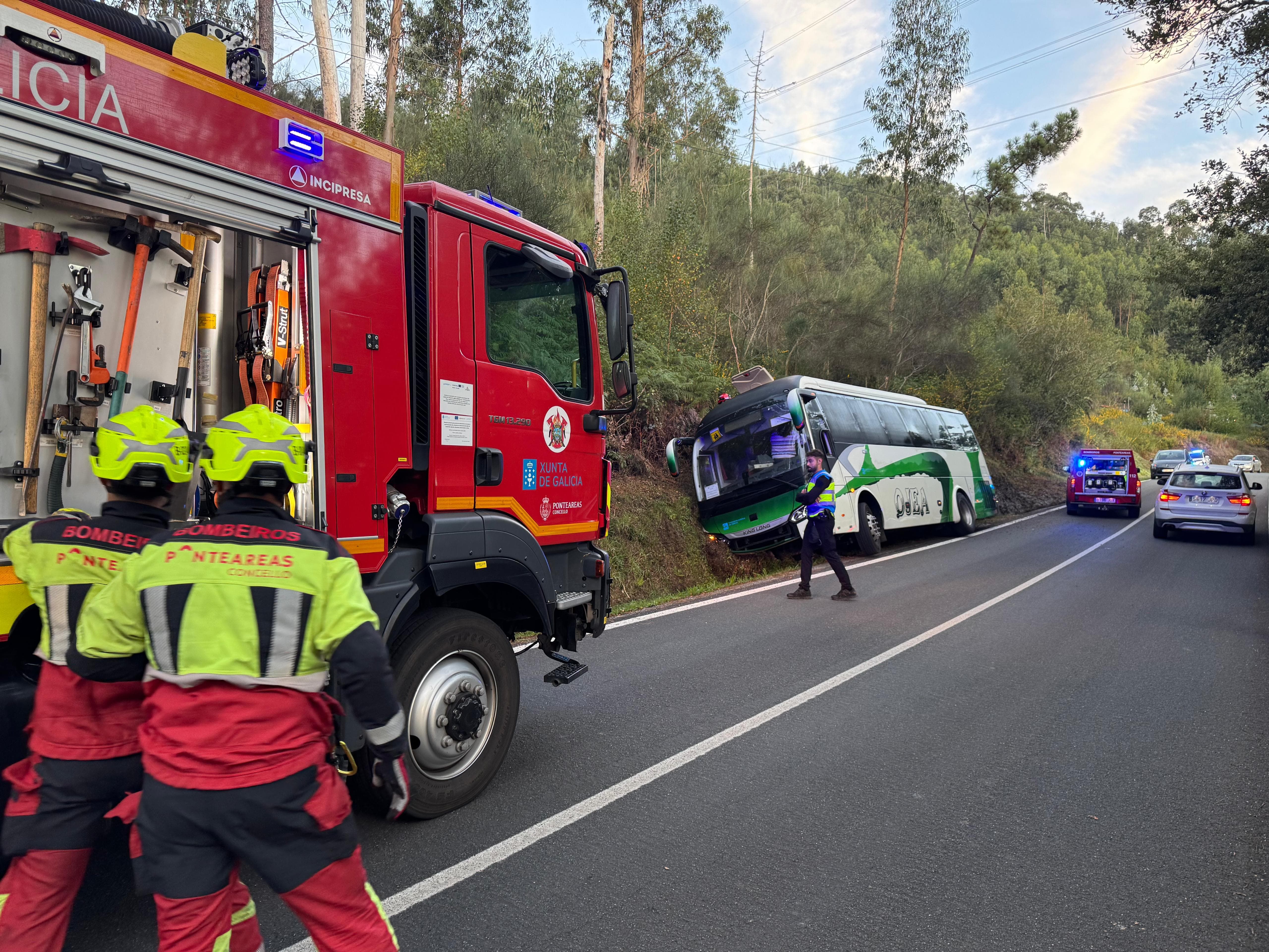 Hasta el lugar del accidente se desplazaron además de los Bomberos de Ponteareas, la Policía local y Guardia Civil de Tráfico