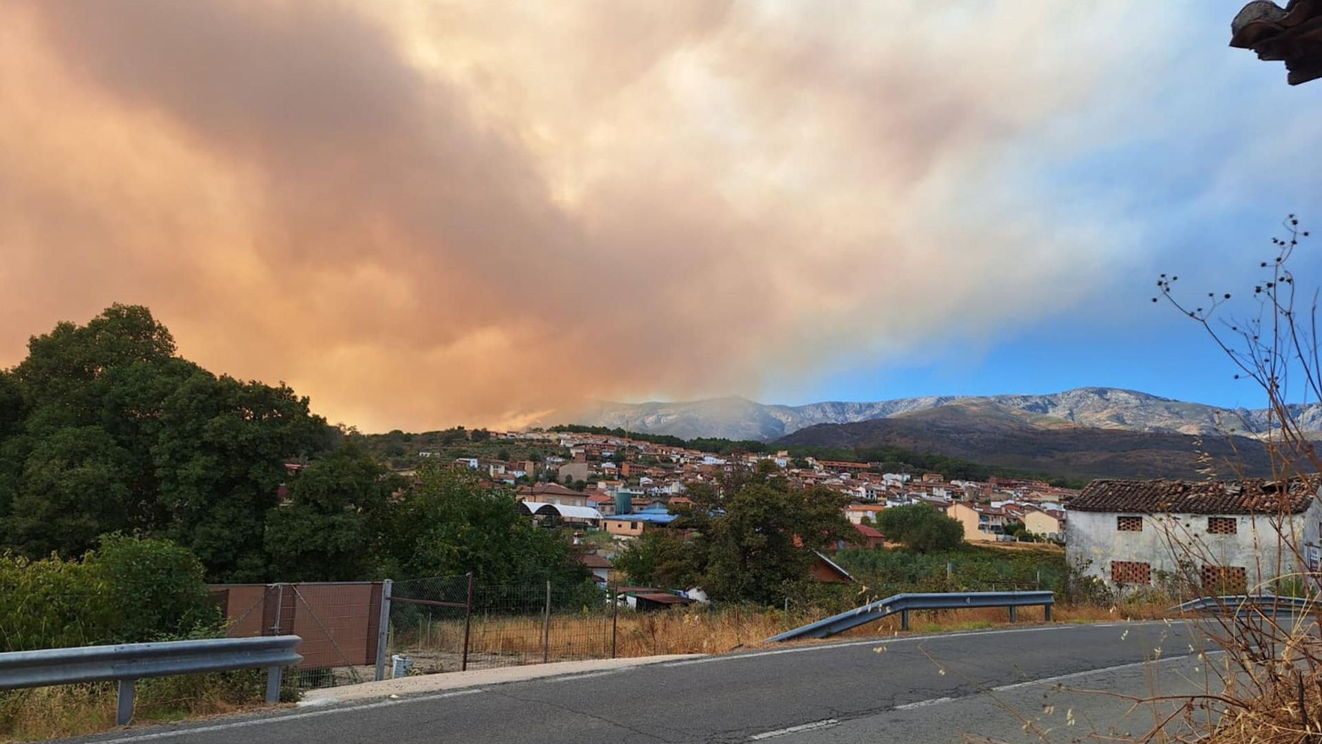 Incendio localizado en la zona alta de montaña de la Vera