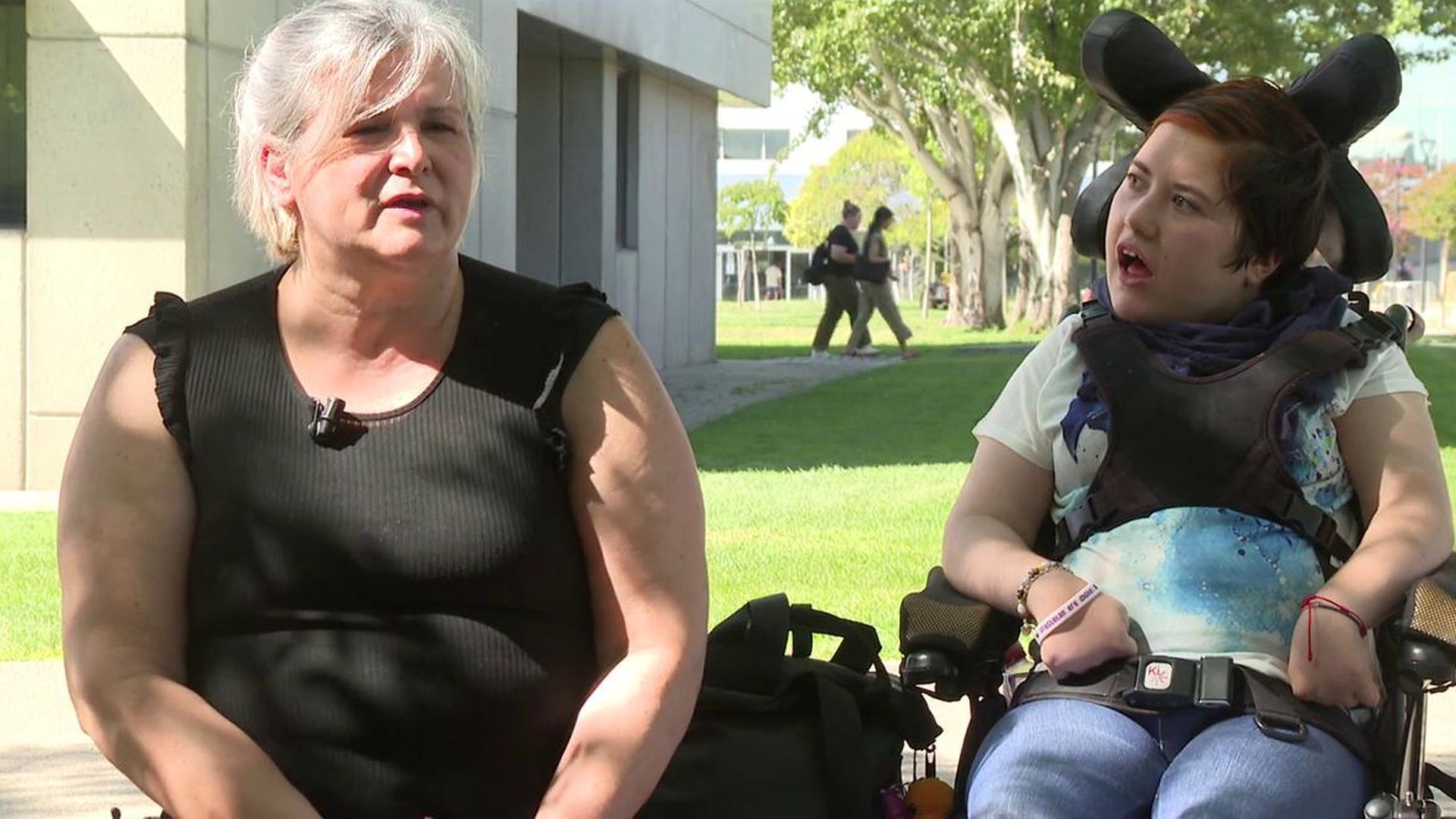 La emoción de Elsa, primera niña con ELA infantil en España, y su madre al entrar en la universidad: "Ha abierto un camino importante"