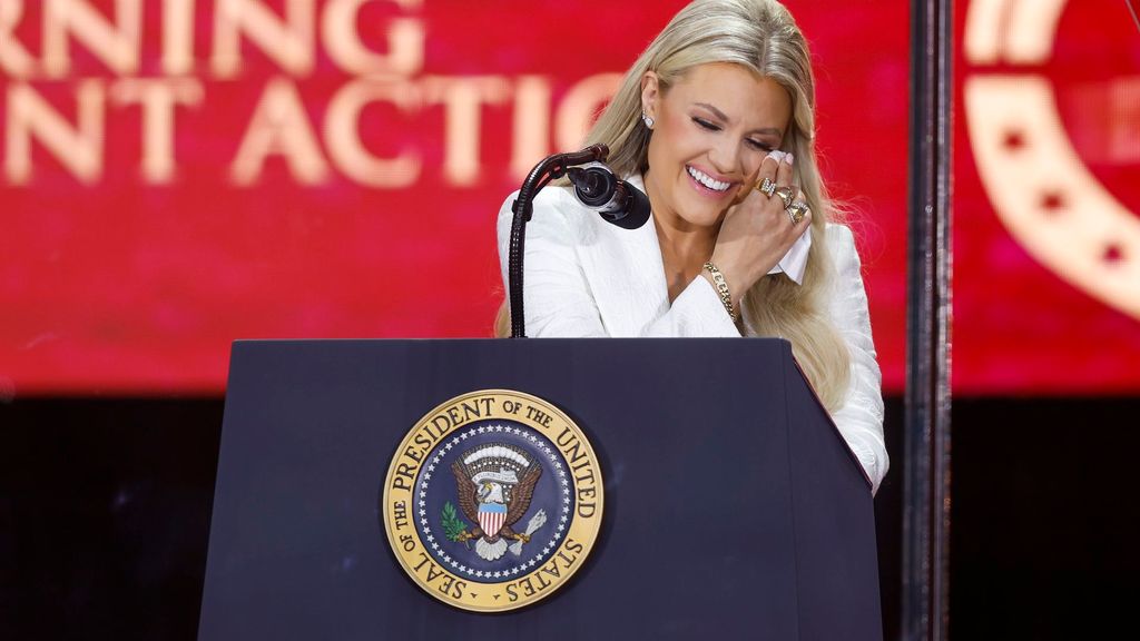 La misa de Charlie Kirk: el perdón cristiano de la viuda y el espectáculo republicano