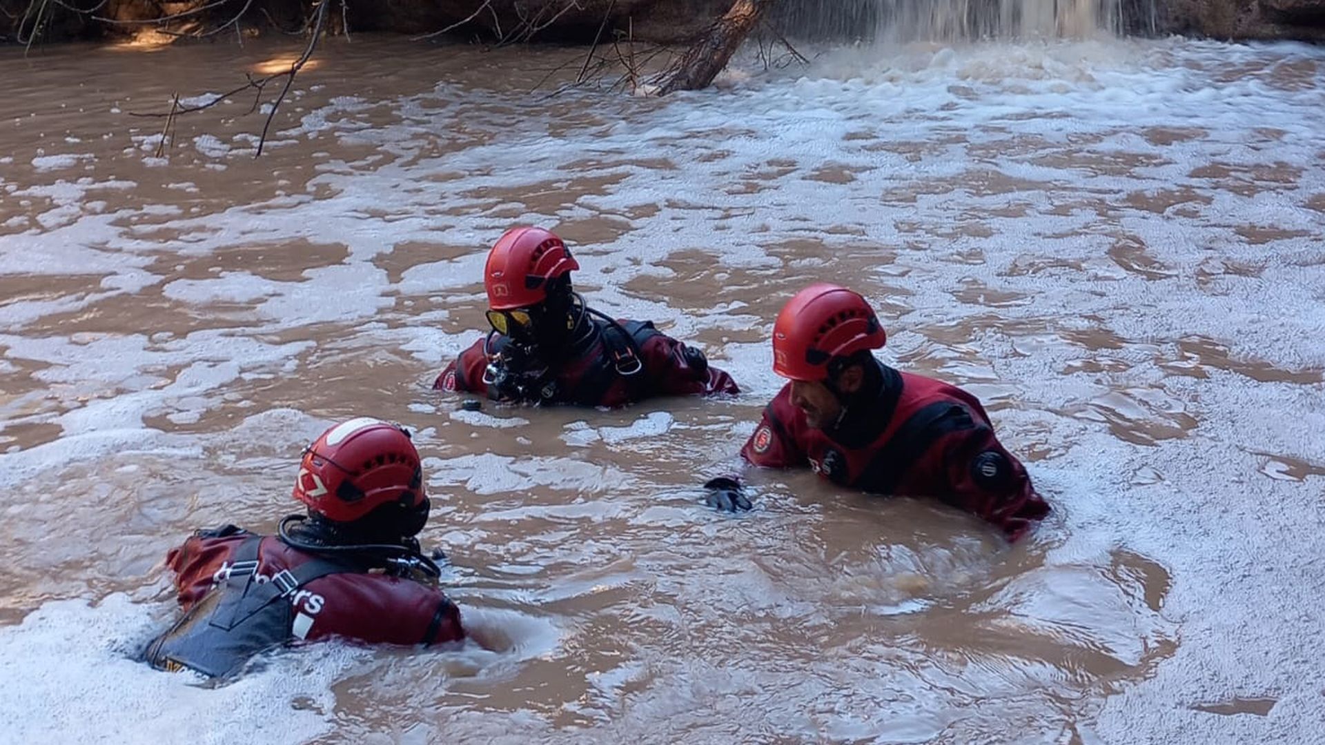 Los bomberos buscan al desaparecido por las lluvias en Sant Quintí de Mediona, Barcelona