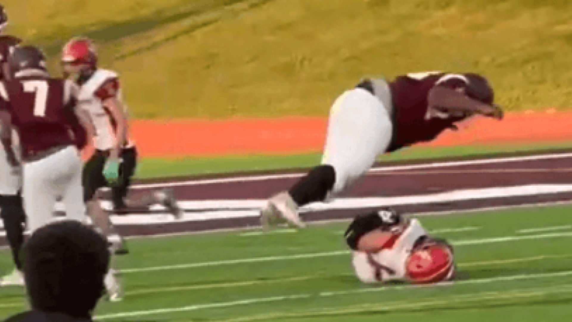 Un jugador de fútbol americano sufre una fractura de columna tras ser aplastado por otro de gran tamaño