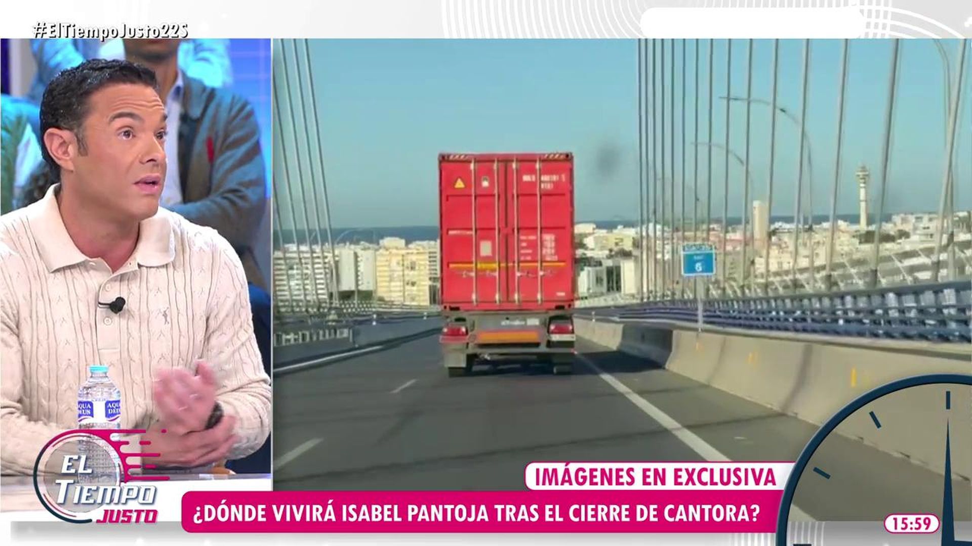 Uno de los camiones de mudanza, rumbo al puerto de Cádiz