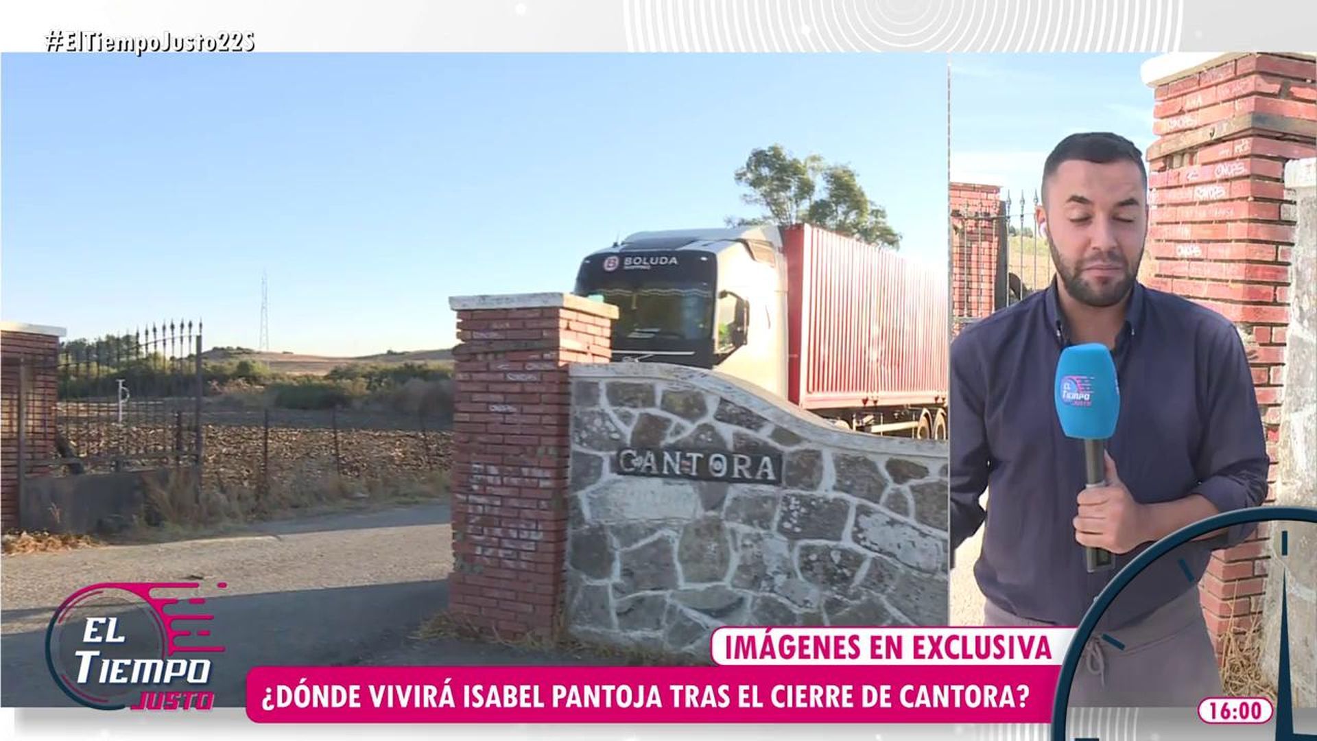 Uno de los camiones de mudanza saliendo de Cantora