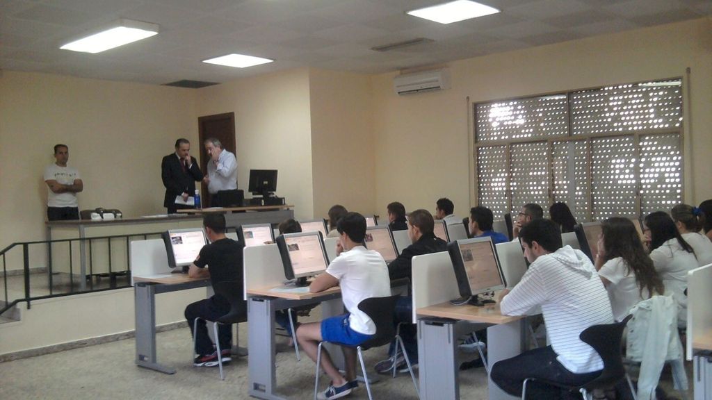 Alumnos realizando el examen teórico de conducir, en una imagen de archivo