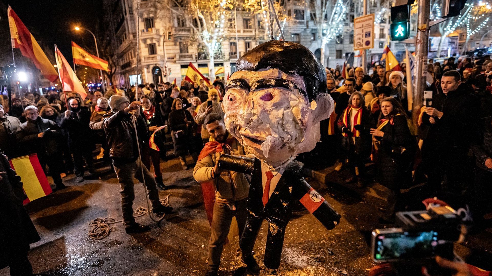 Archivo - Decenas de personas durante la entrada del año nuevo en la calle Ferraz, a 1 de enero de 2024, en Madrid (España).