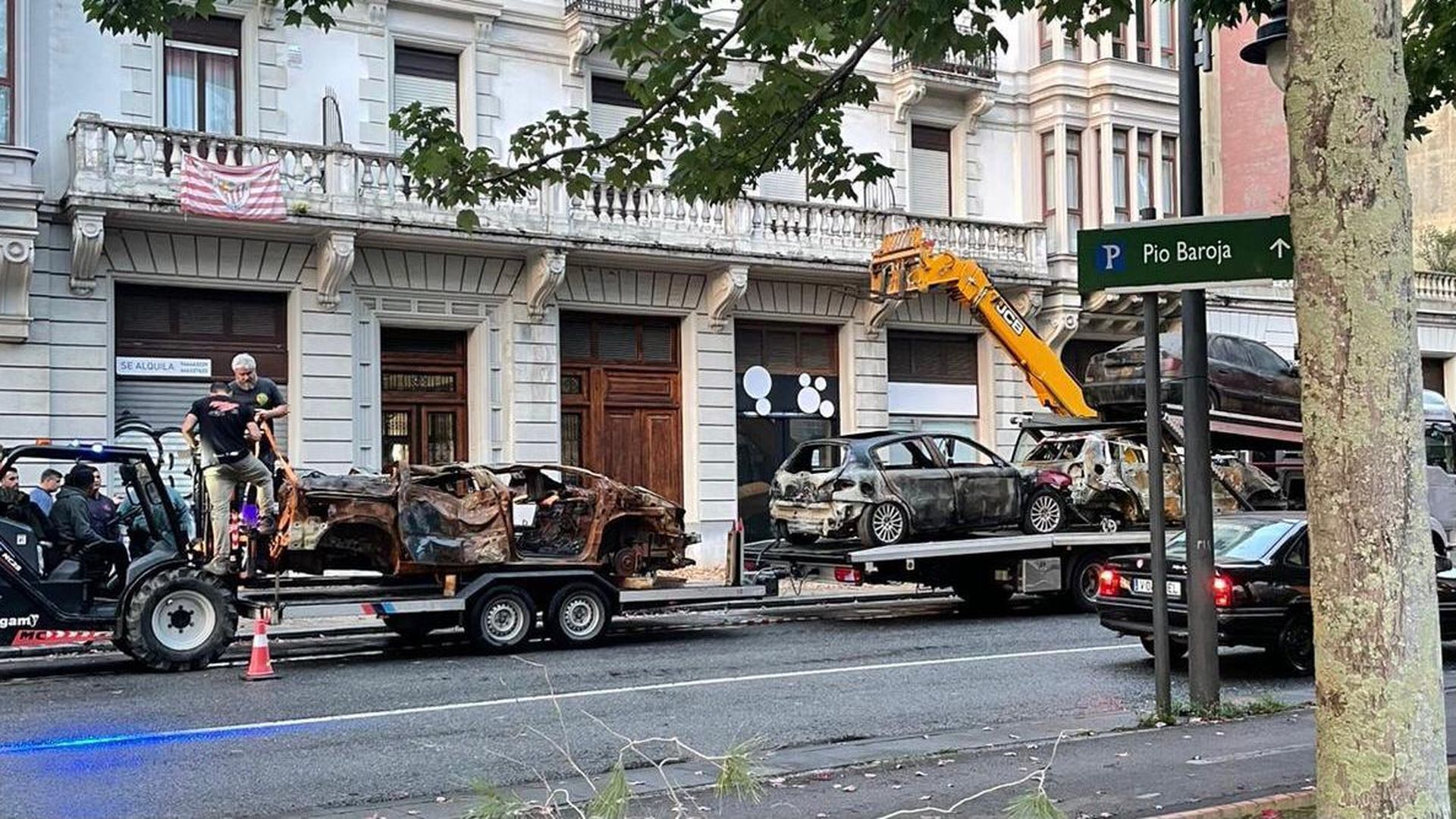 Así cargaban en Bilbao los coches calcinados y aplastados que se han usado en el rodaje