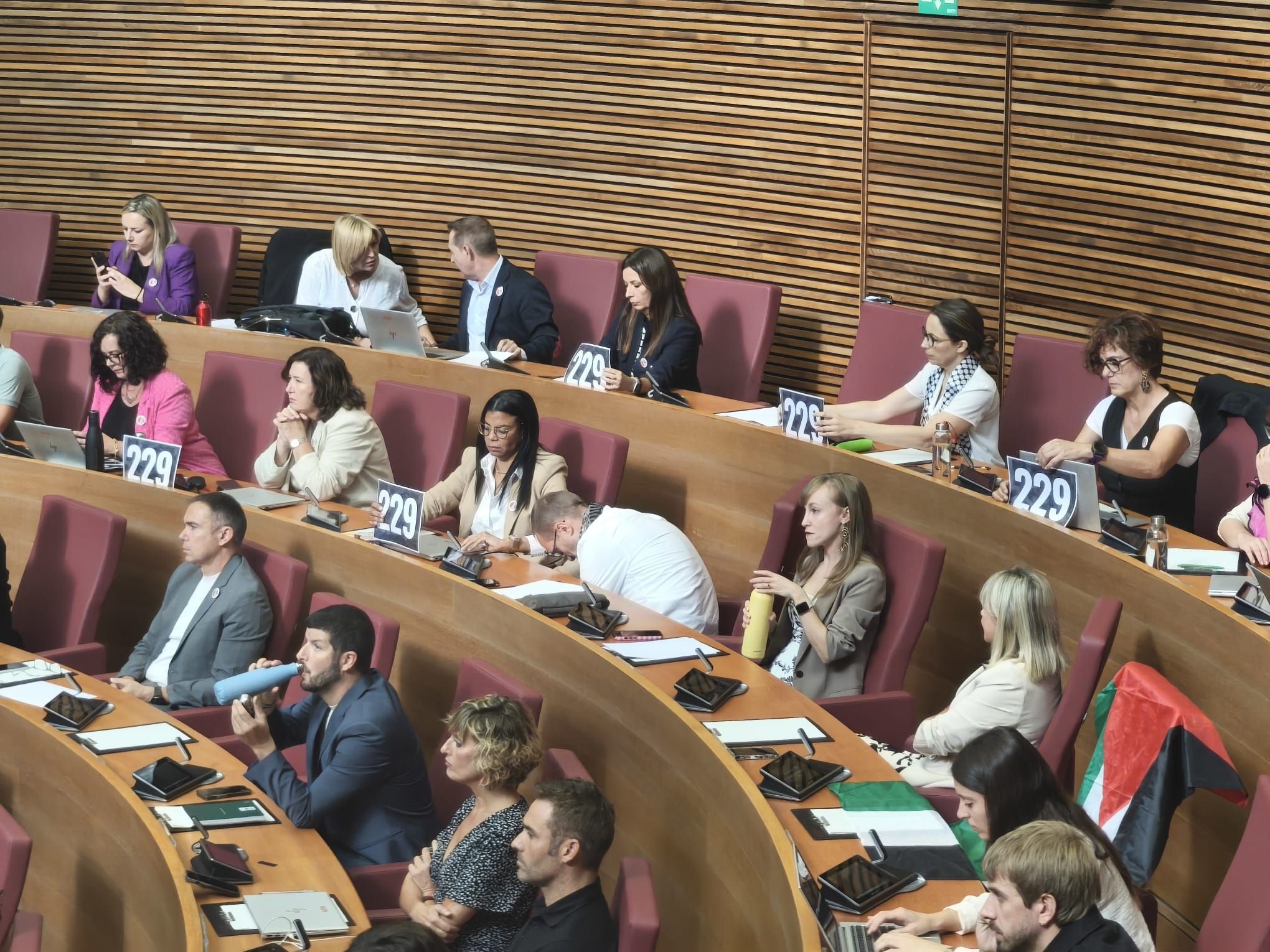 Diputados socialistas con los carteles con la cifra 229