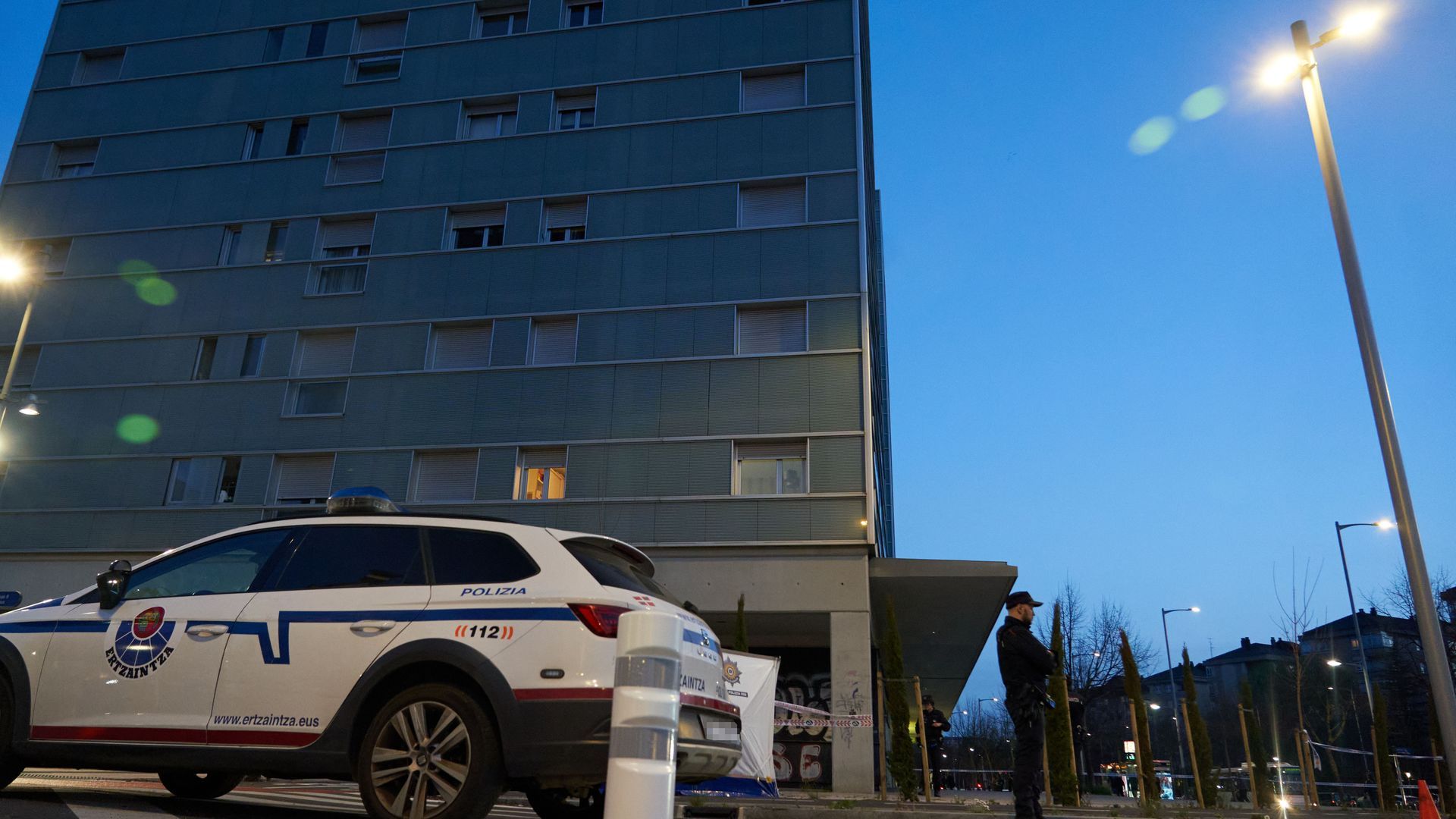 Dispositivo policial junto al edificio desde el que se precipitó un bebé en Vitoria, hace año y medio