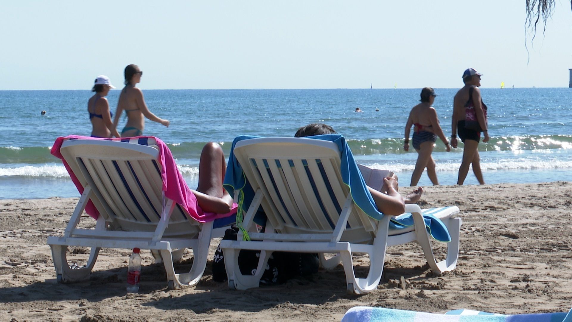 Dos mujeres tomando el sol en hamacas dela playa de Valencia