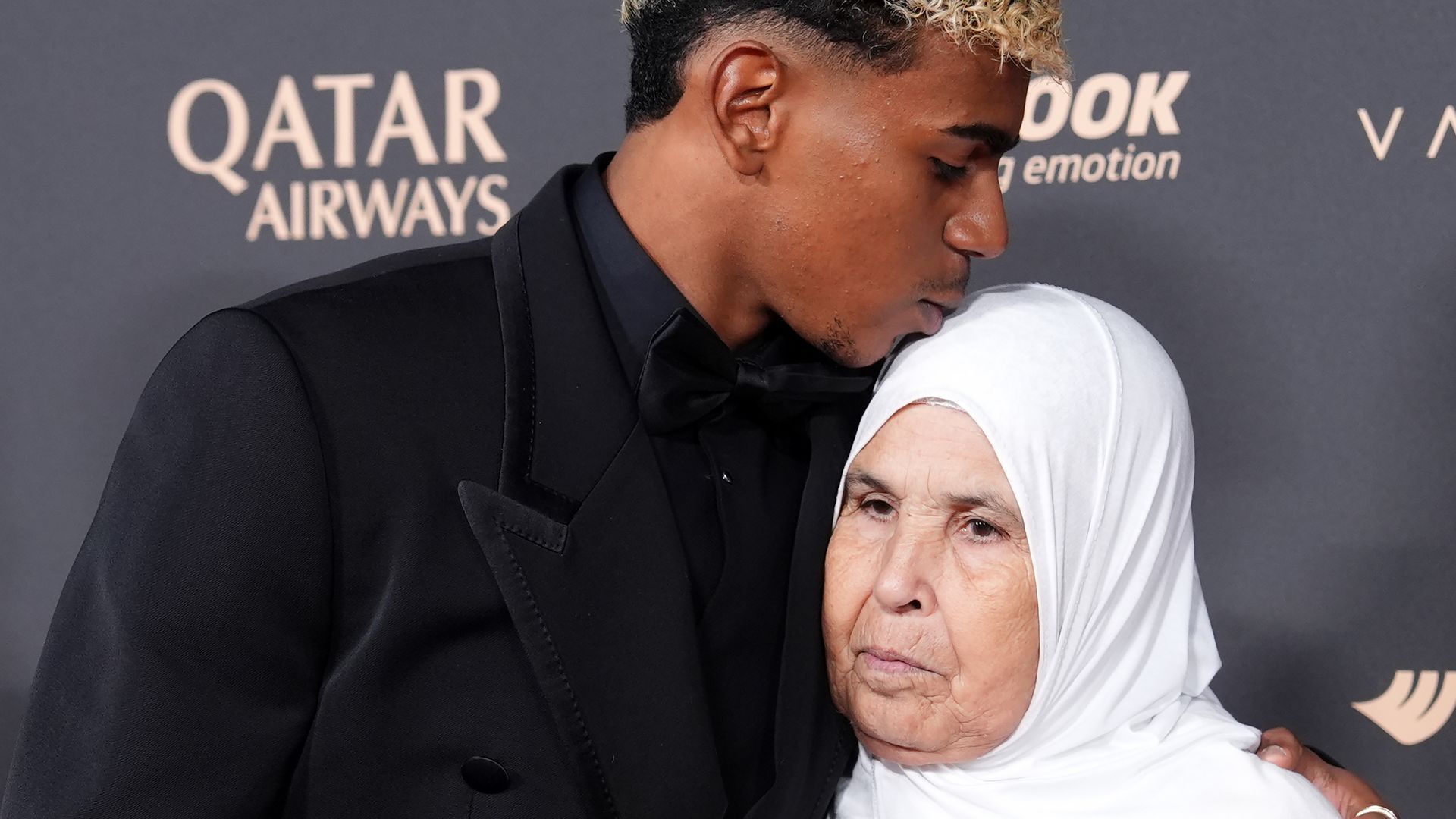 El beso de Lamine Yamal a su abuela Fátima, baluarte del futbolista y presente también en la gala del Balón de Oro 2025