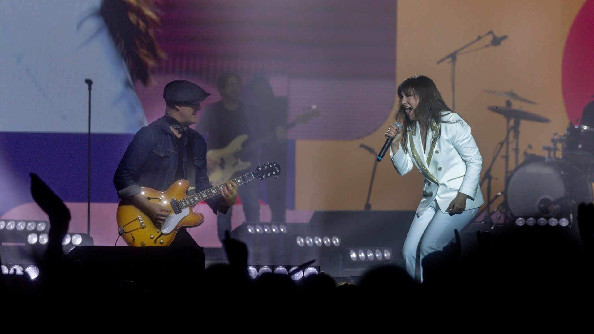 El grupo musical Amaral durante una actuación en un concierto