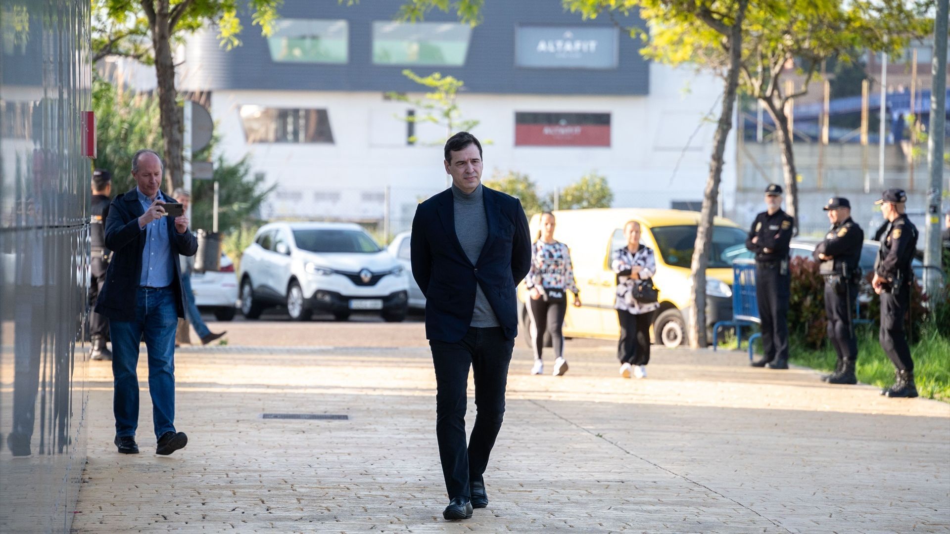 El hermano de Pedro Sánchez irá a juicio por su puesto en la diputación de Badajoz: las reacciones políticas El hermano de Pedro Sánchez irá a juicio por su puesto en la diputación de Badajoz: las reacciones políticas