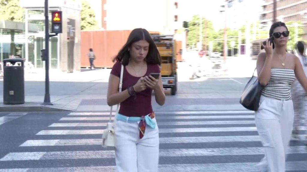 El riesgo de los peatones tecnológicos ante los atropellos: cómo el móvil reduce la atención y la capacidad de reacción