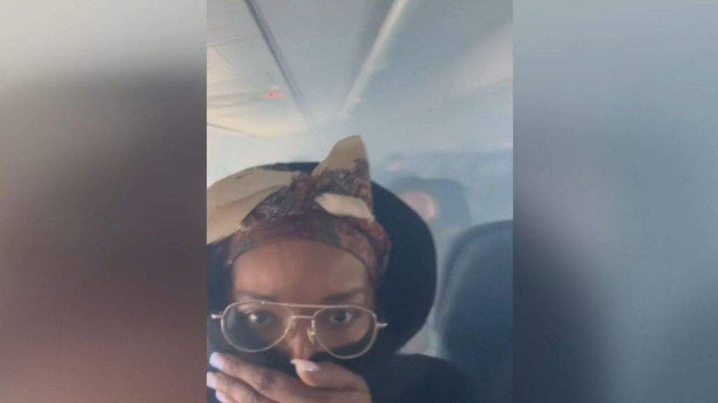 El síndrome aerotóxico en los aviones y las señales de alerta de la presencia de gases nocivos en cabina: "Huele a calcetines sucios, a queso o a vómito"