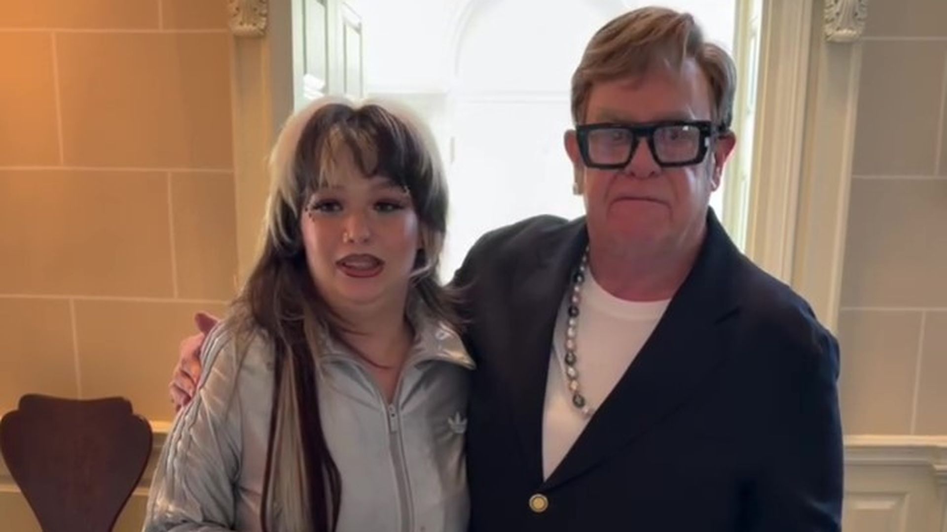 Ellton John y Lola Young Ellton John y Lola Young