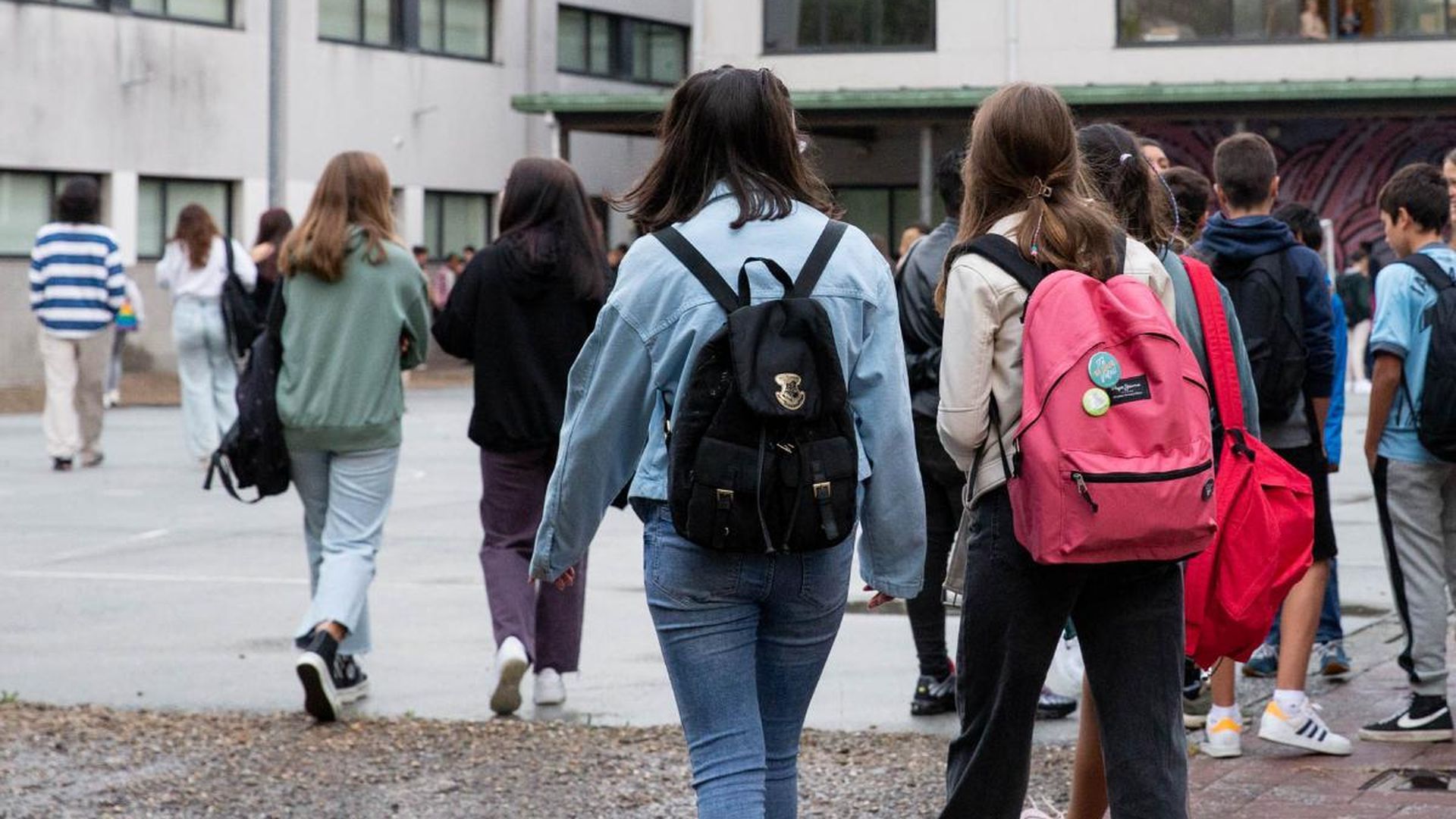 Escolares a la entrada de un centro educativo