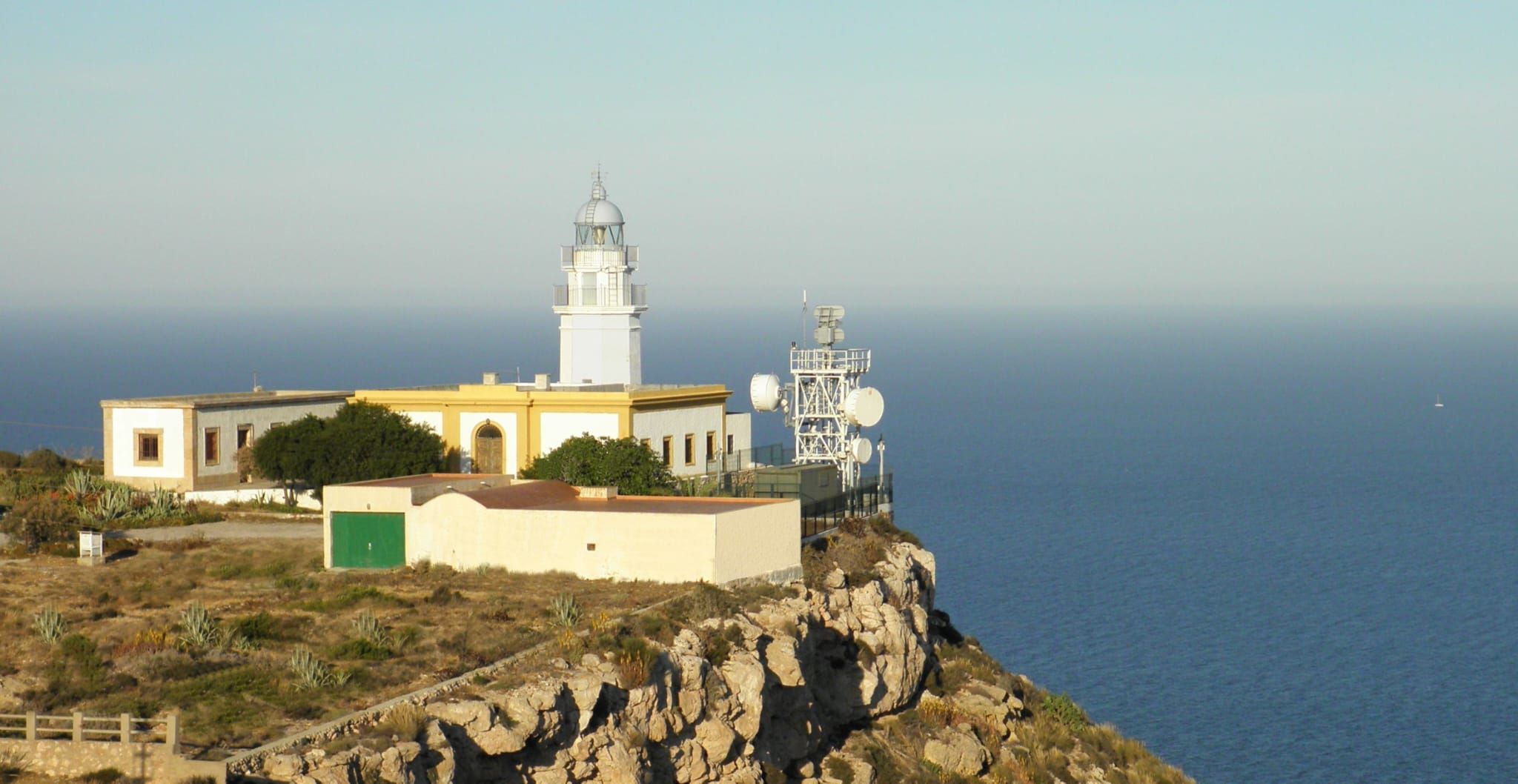 Faro de Mesa Roldán, en Almería