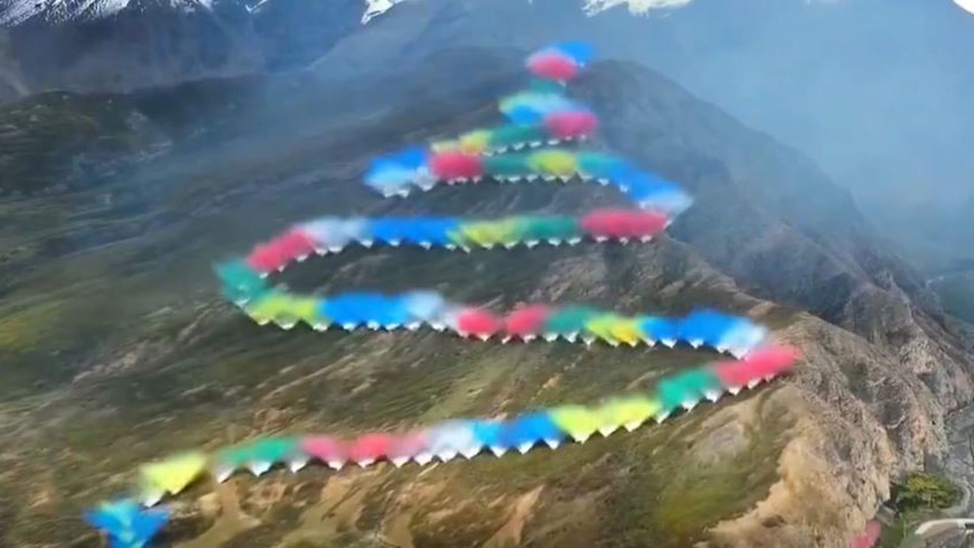 Fuegos artificiales en pleno Himalaya: el anuncio publicitario que ha generado protestas en China
