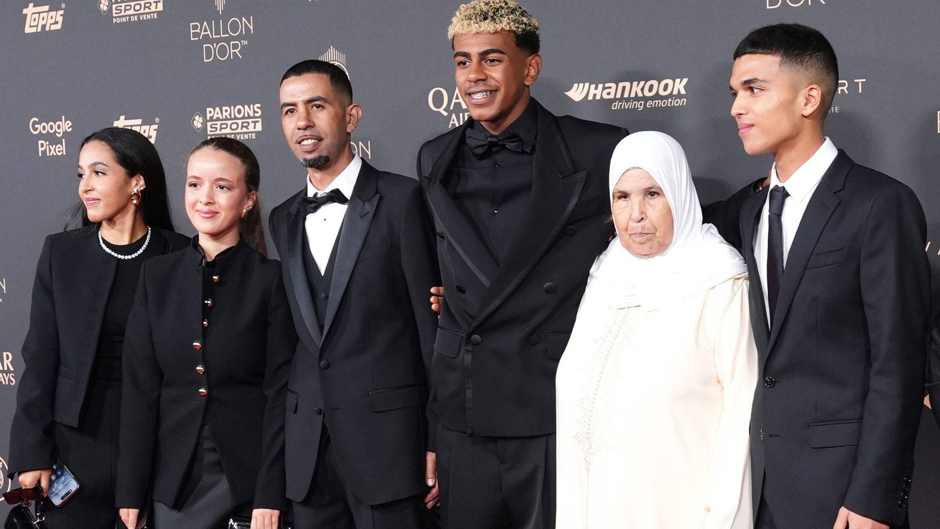 Lamine Yamal, junto a sus primos en la gala del Balón de Oro 2025