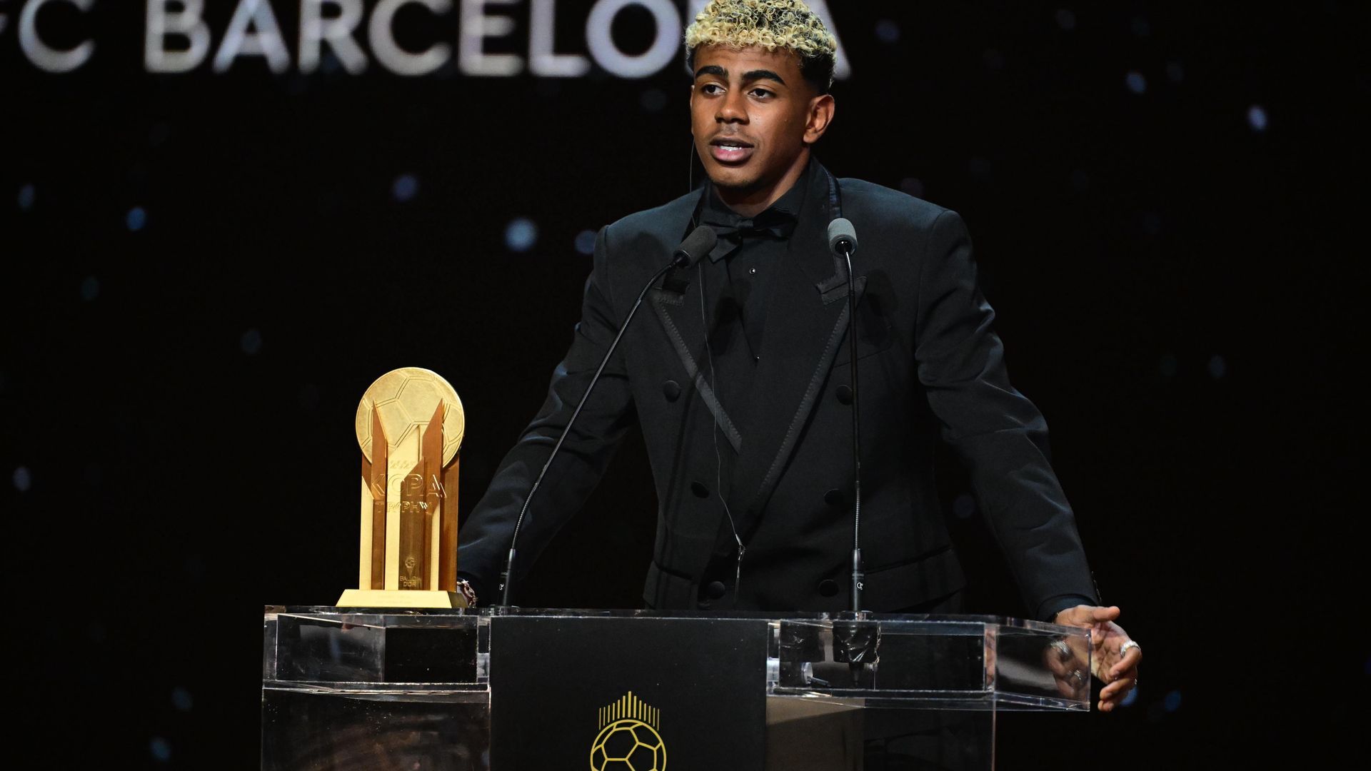 Lamine Yamal, recogiendo el premio Kopa en el Balón de Oro 2025