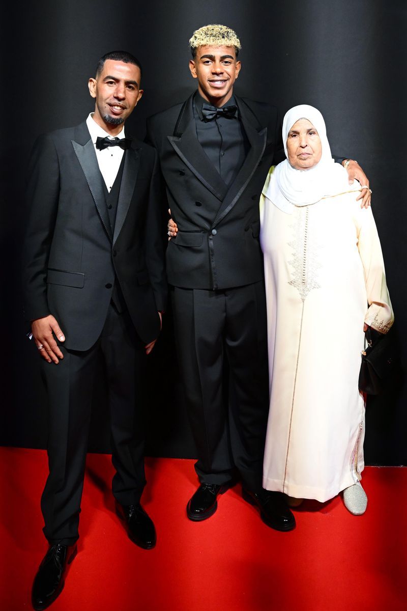 Lamine Yamal, su padre Mounir y su abuela, en la gala del Balón de Oro 2025