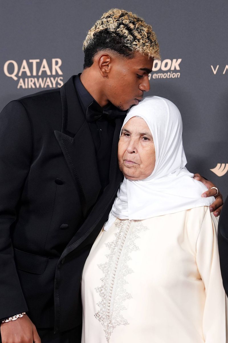 Lamine Yamal y su abuela Fátima, en la gala del Balón de Oro 2025