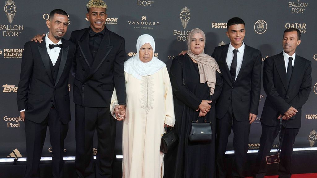 Lamine Yamal y su familia, en la gala del Balón de Oro 2025