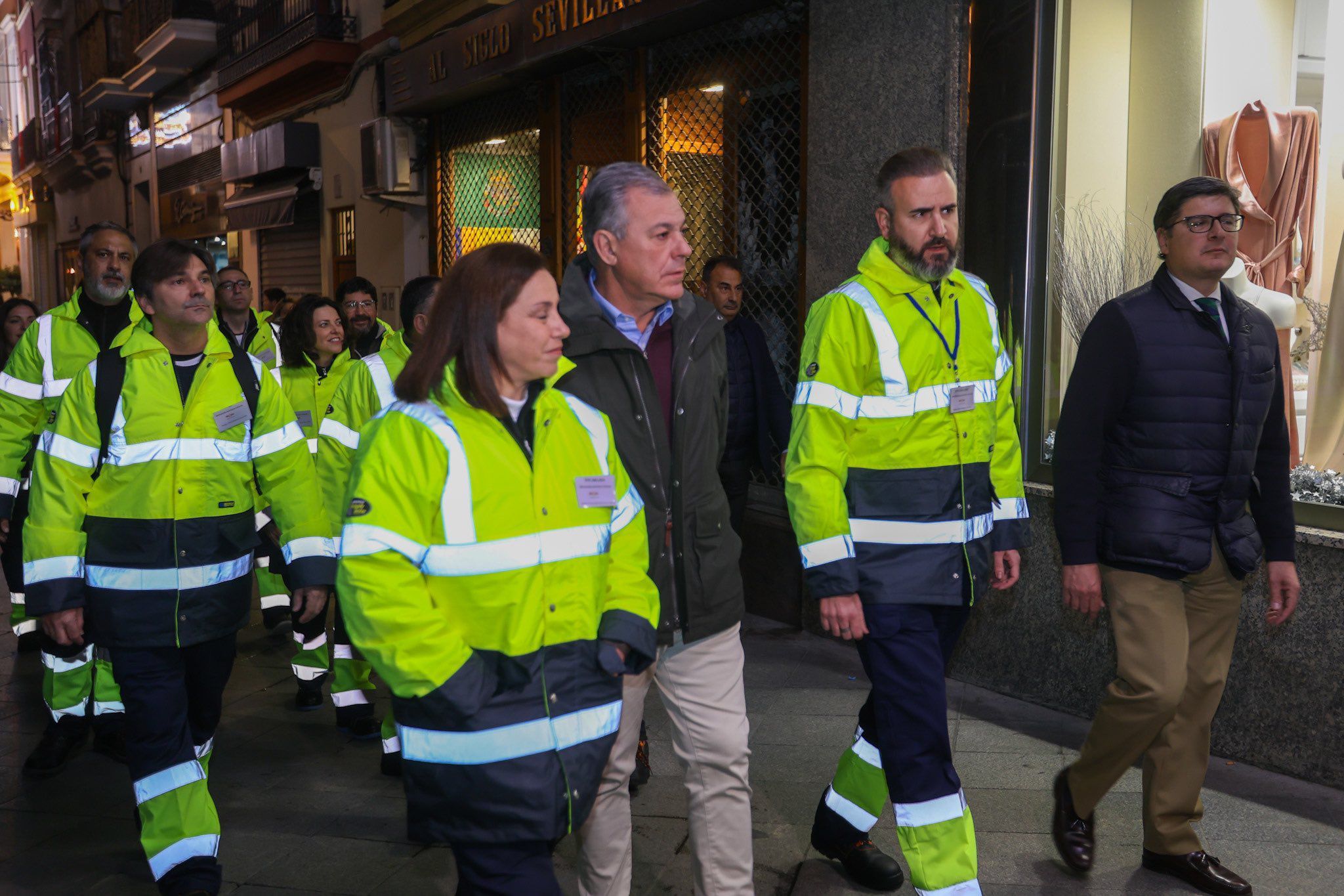Los serenos de Sevilla junto al alcalde en una imagen de 2024