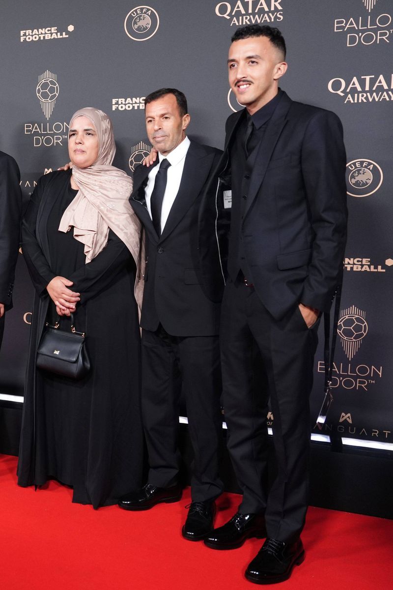 Los tíos de Lamine Yamal y su primo Moha, en la alfombra roja del Balón de Oro 2025