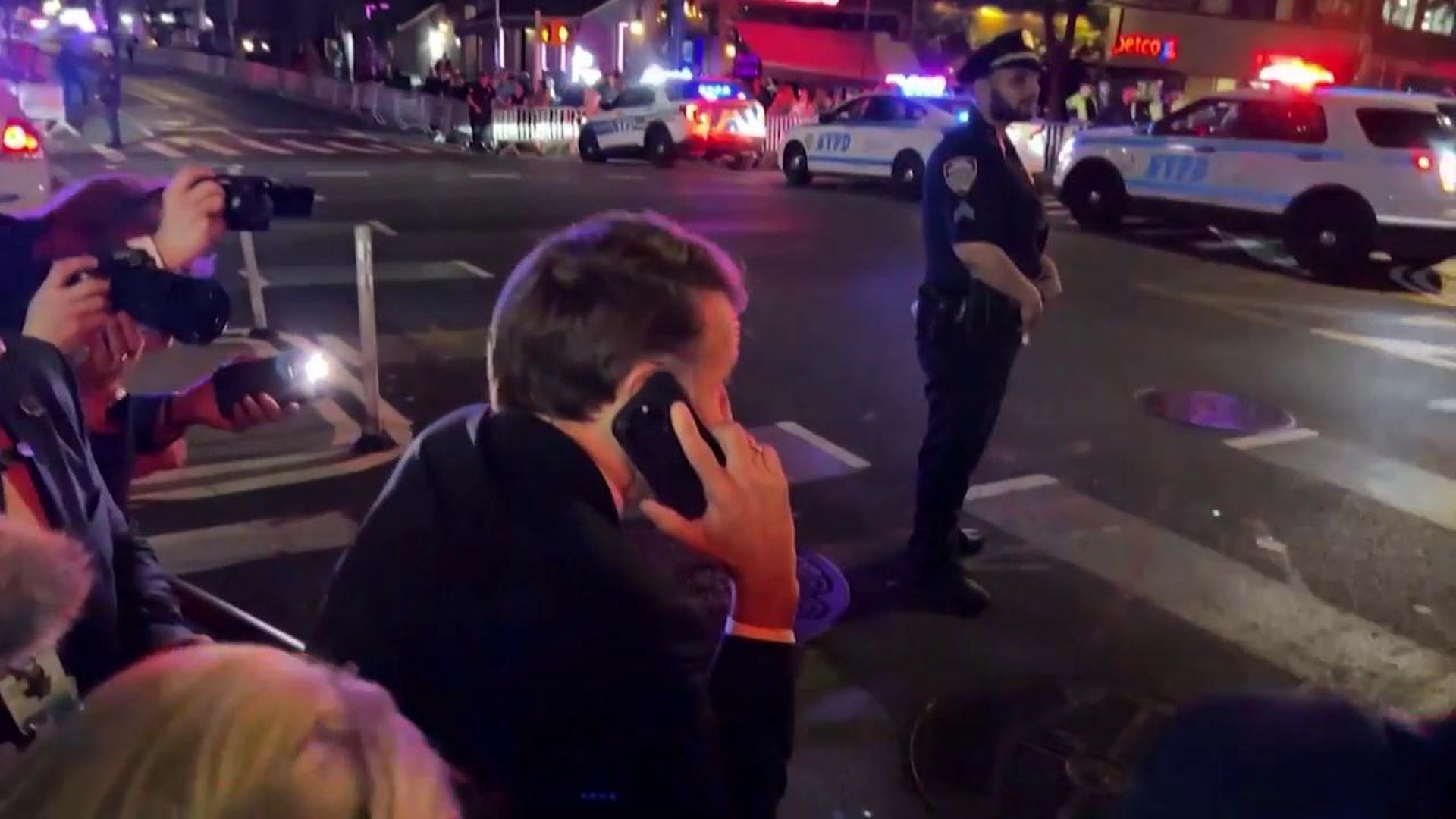 Macron llama a Trump en plena calle, pero le sirve de poco