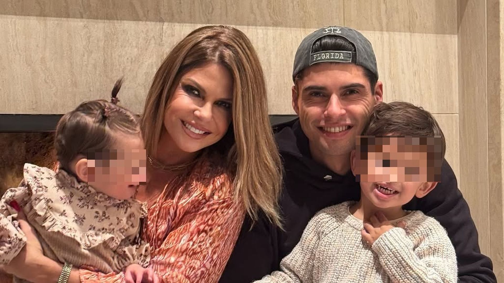 Makoke junto a sus dos nietos y su hijo, Javier Tudela