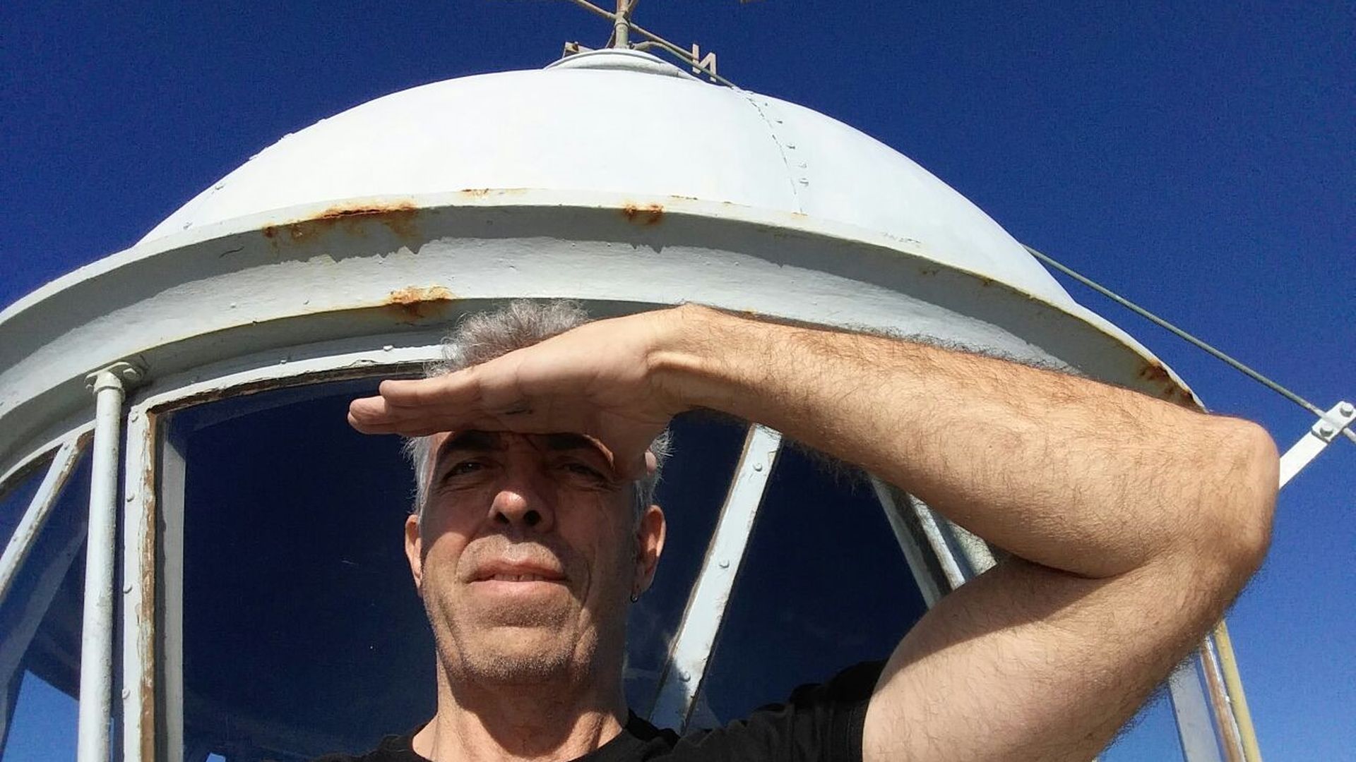 Mario Sanz junto al Faro de Mesa Roldán