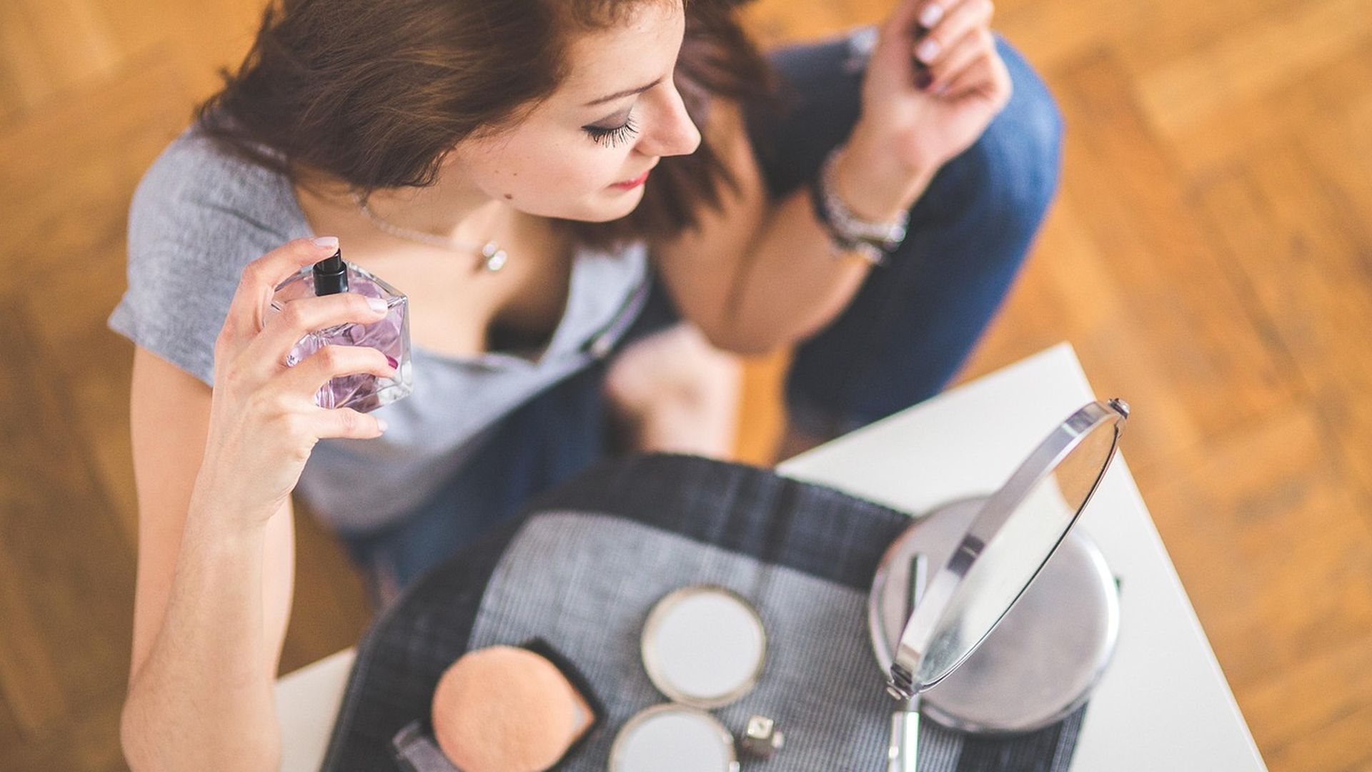 Mujer perfumándose