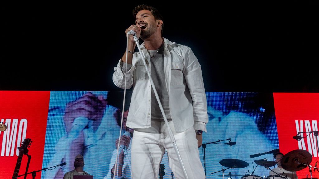 Pablo Alborán presenta su 'KM0' en una llena Puerta del Sol de Madrid: "Verme por todos los carteles de Gran Vía ha sido muy 'heavy'"