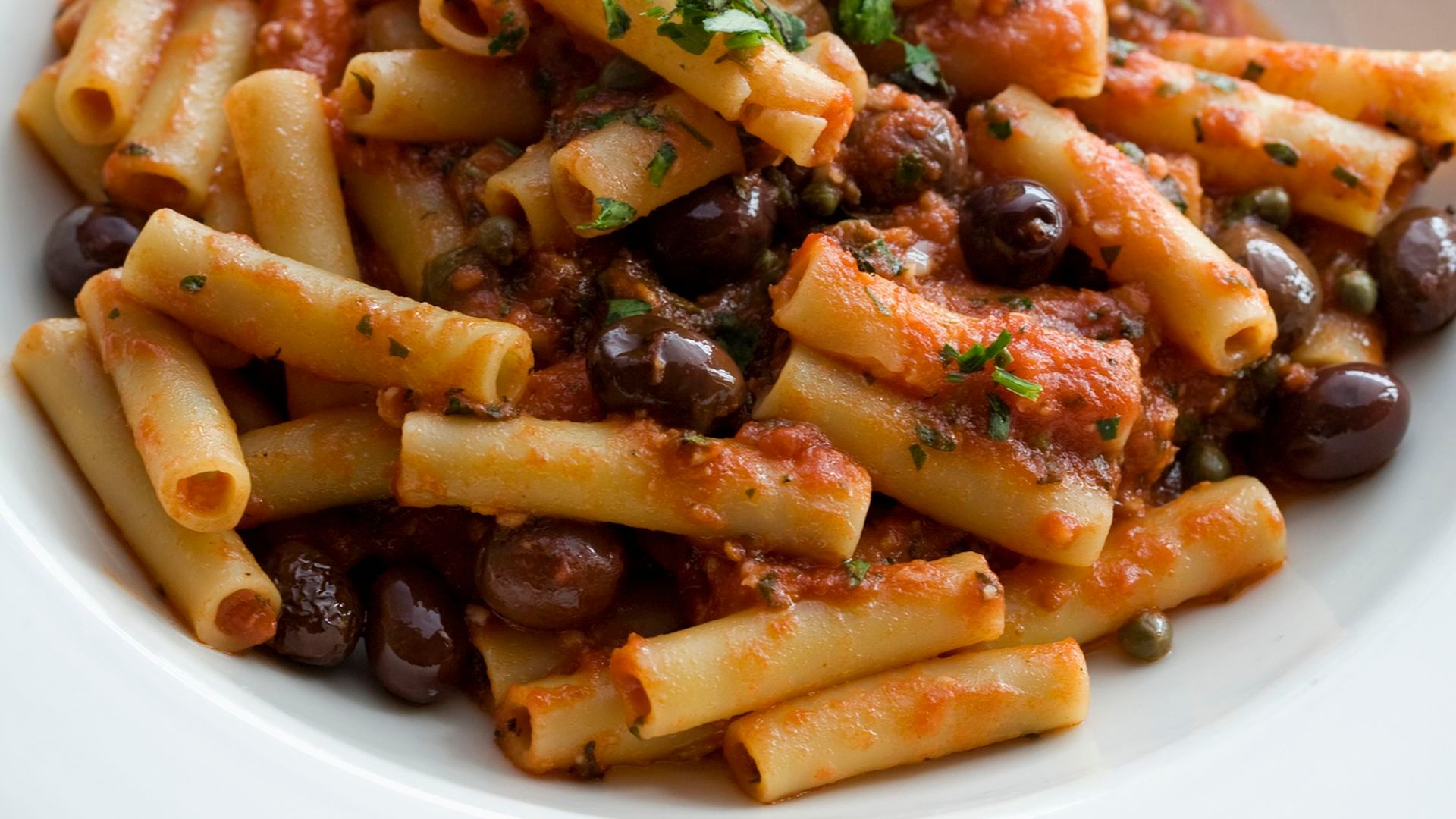 Pasta rigatoni con aceitunas y pollo
