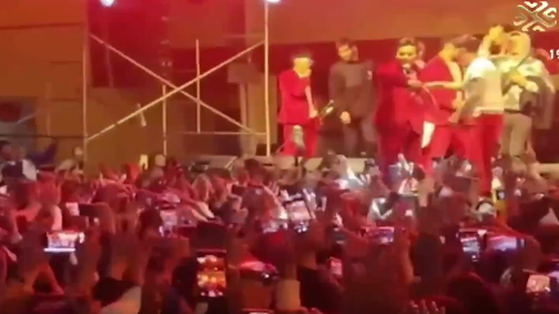 Se generó una segunda avalancha cuando el cantante del grupo que cantaba en la fiesta se lanzó sobre el público