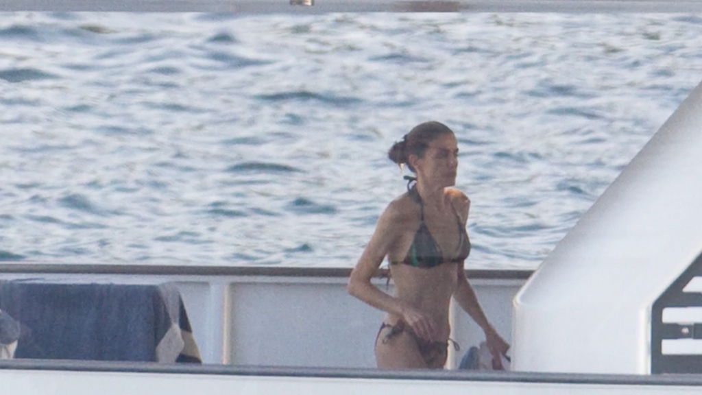 Sergio López-Villar desvela en 'El precio de' todos los entresijos de cómo consiguió las fotografías de Letizia en biquini: "Estuve una semana con seis botellas de agua"