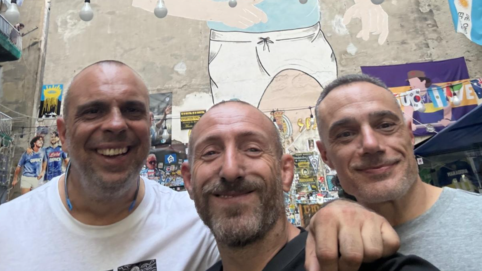 Tres bomberos gallegos se convierten en héroes en Nápoles, Italia: sofocan un incendio estando de vacaciones