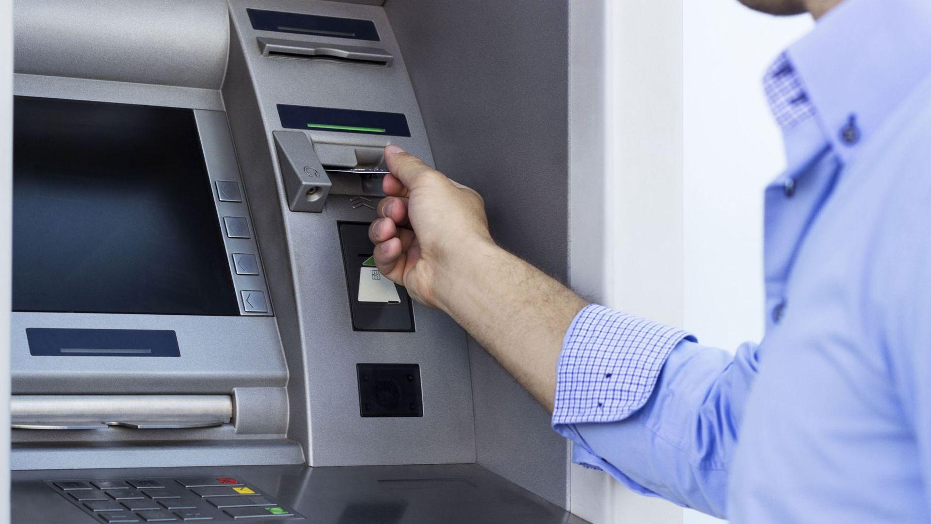 Un usuario retirando dinero de un cajero automático