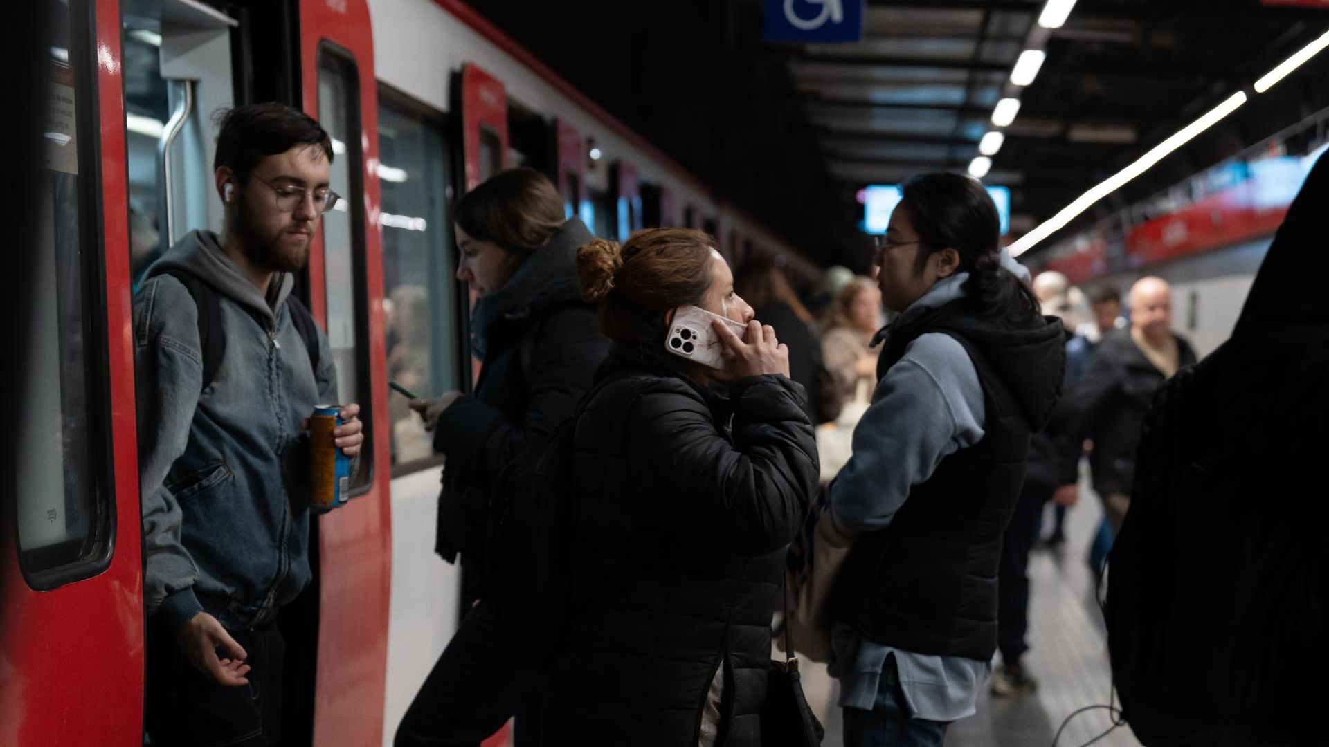Varias personas en el metro, en una imagen de archivo