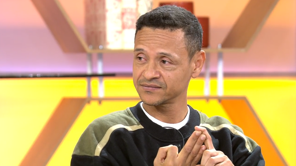 Un manager se niega a abandonar el plató de 'El diario de Jorge' tras ser acusado de estafador, y ella le dedica una canción