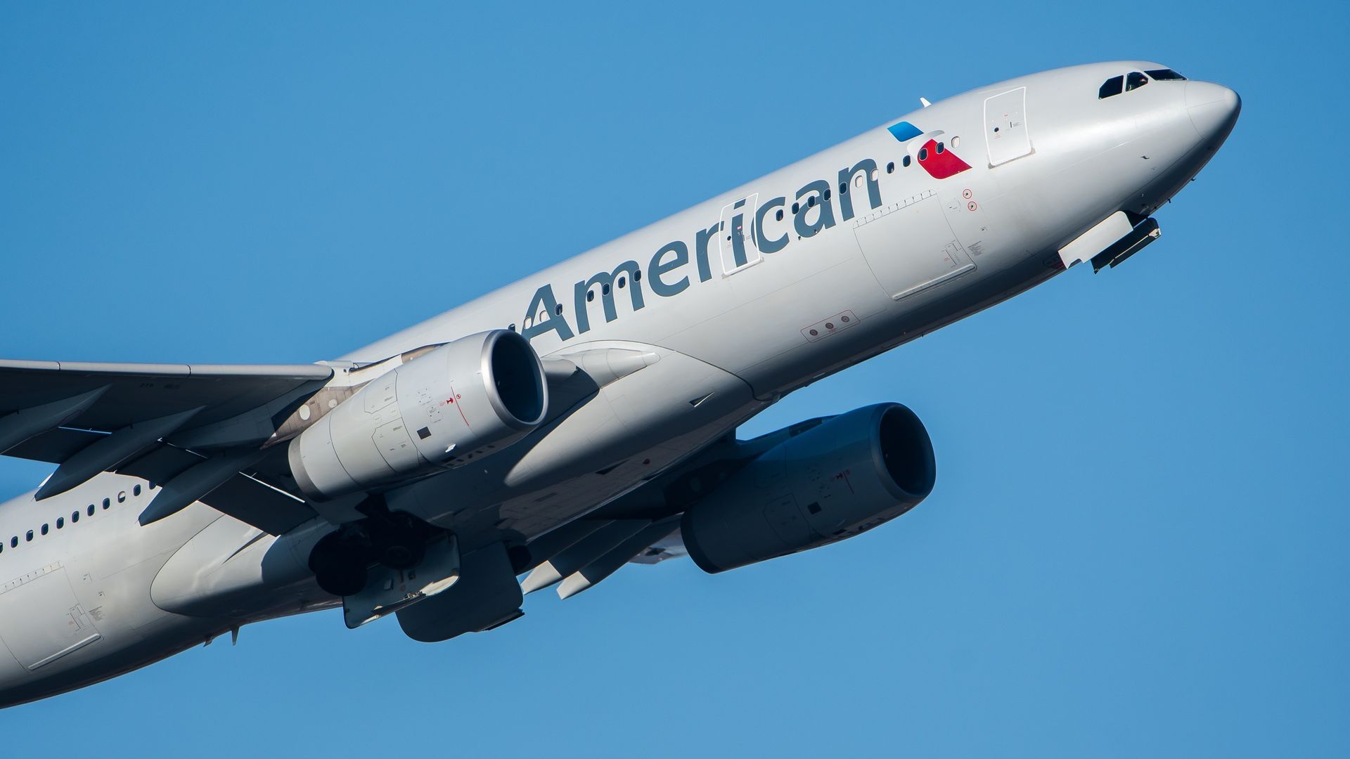 American Airlines pagará  9,3 millones de euros a un pasajero que sufrió un derrame cerebral en un vuelo: no siguieron el protocolo