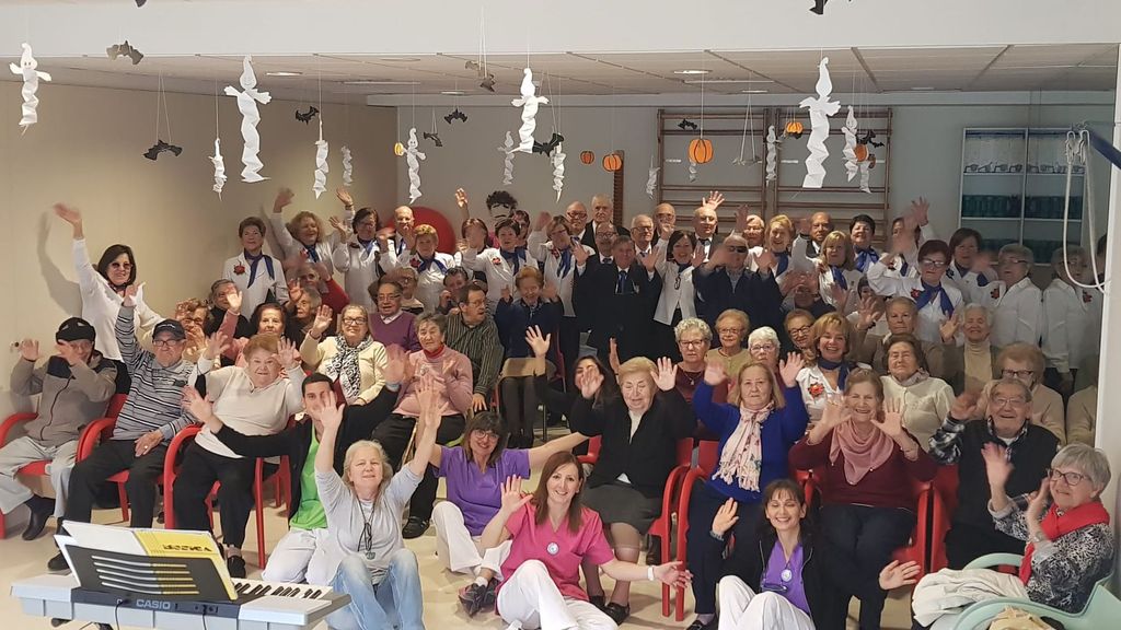 Ancianos y trabajadores del centro en de las fiestas que organizaban