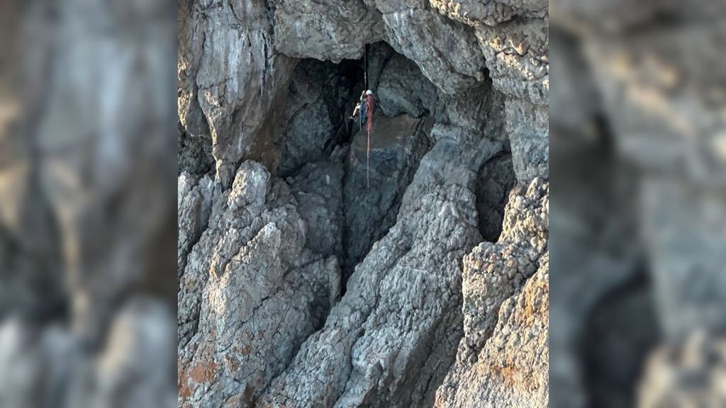 Así ha sido el espectacular rescate de un escalador que quedó suspendido sobre el mar en Calp