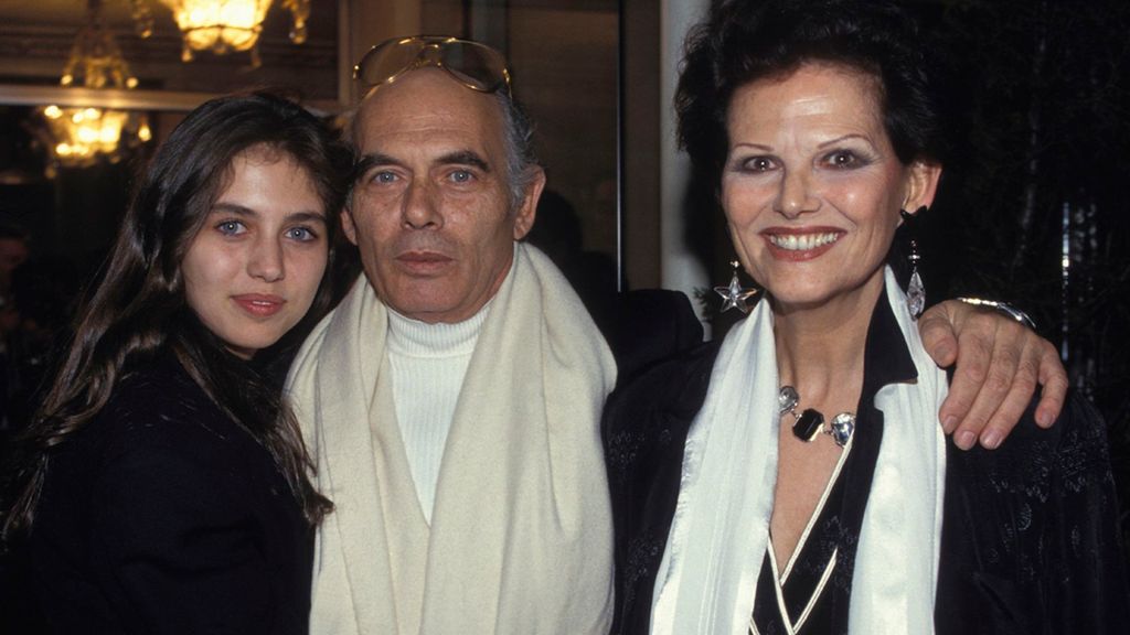 Claudia Cardinale, su pareja Pasquale Squitieri y su hija en común, Claudia, en 1993