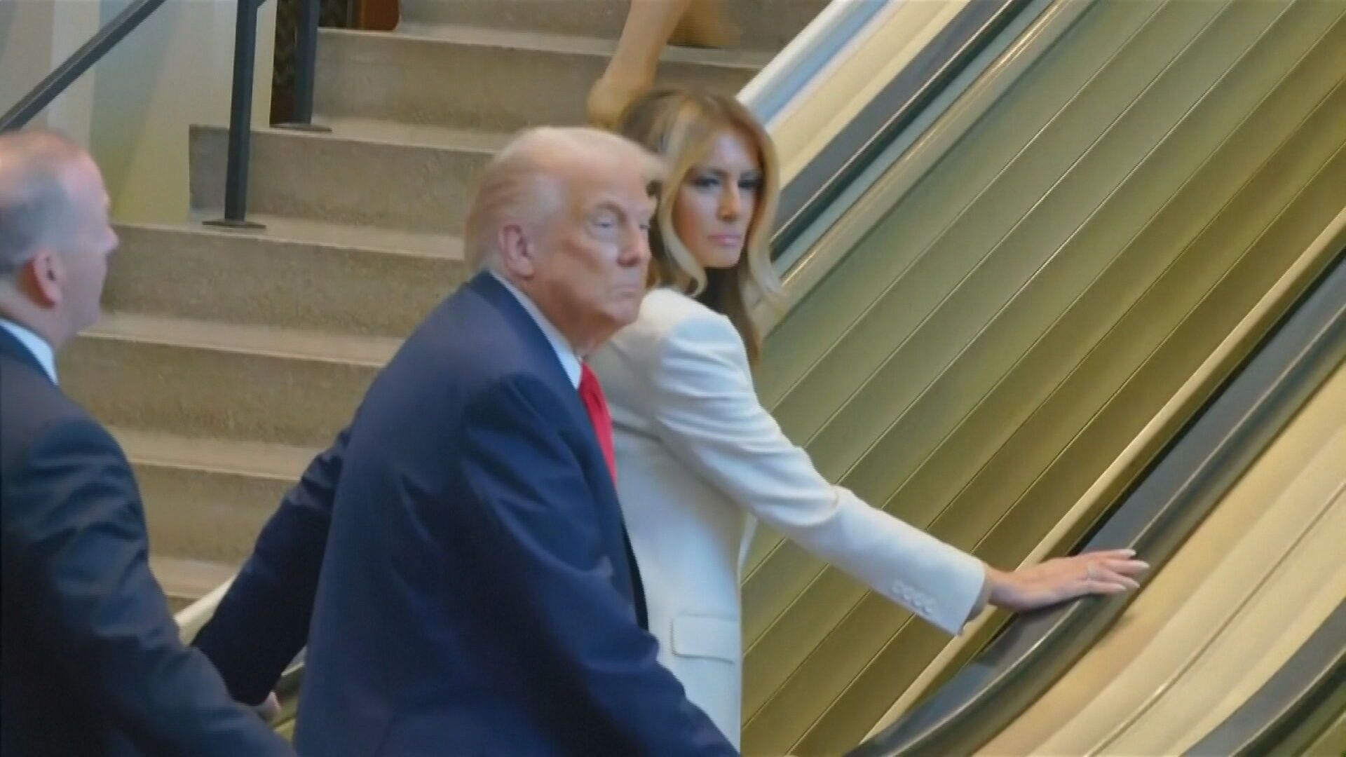 Donald Trump y Melania en las escaleras de la ONU