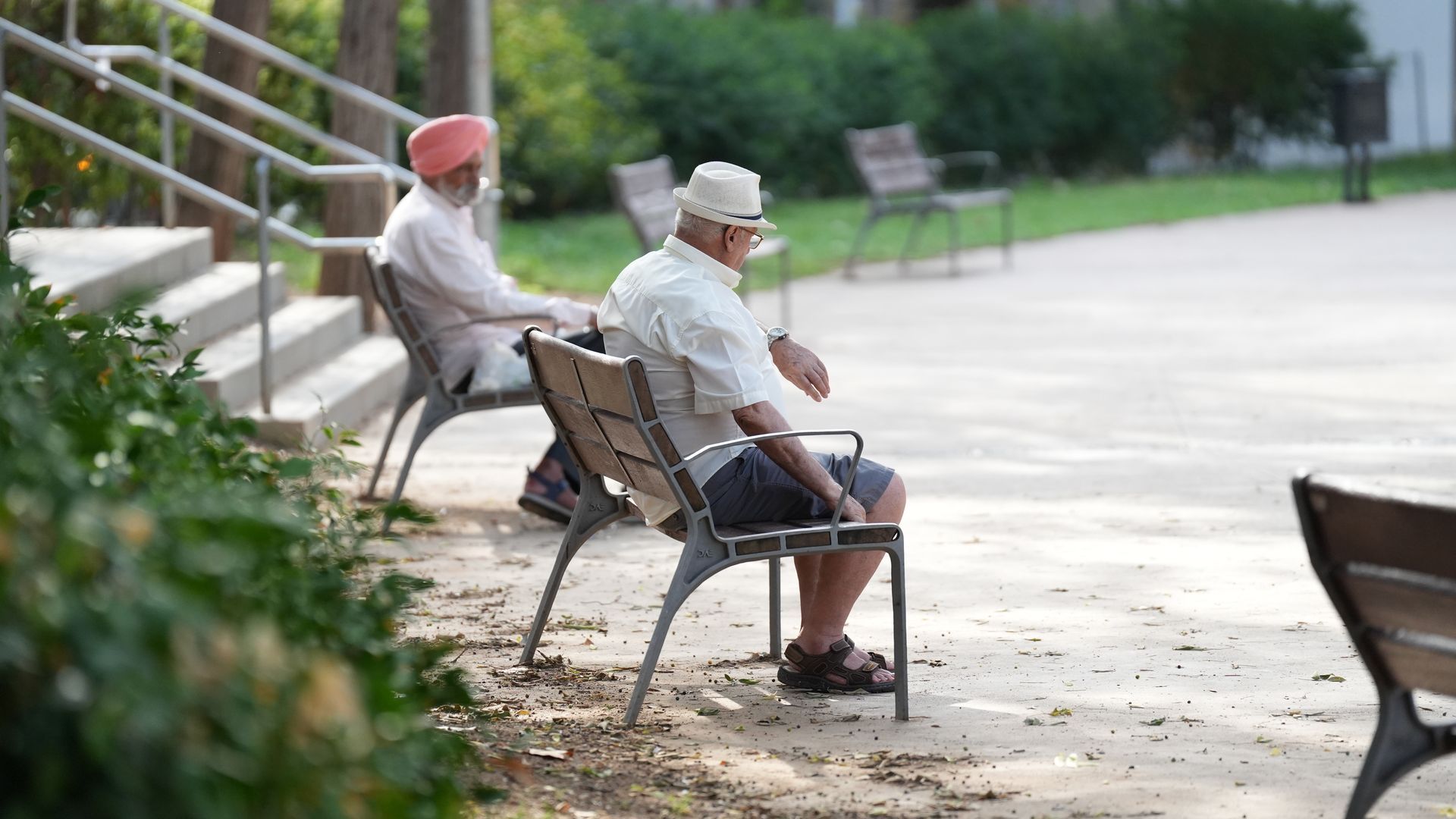 Dos personas sentadas en un banco