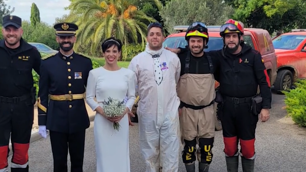 El emotivo regalo a una superviviente de la DANA con alzhéimer para que recuerde la labor de los voluntarios
