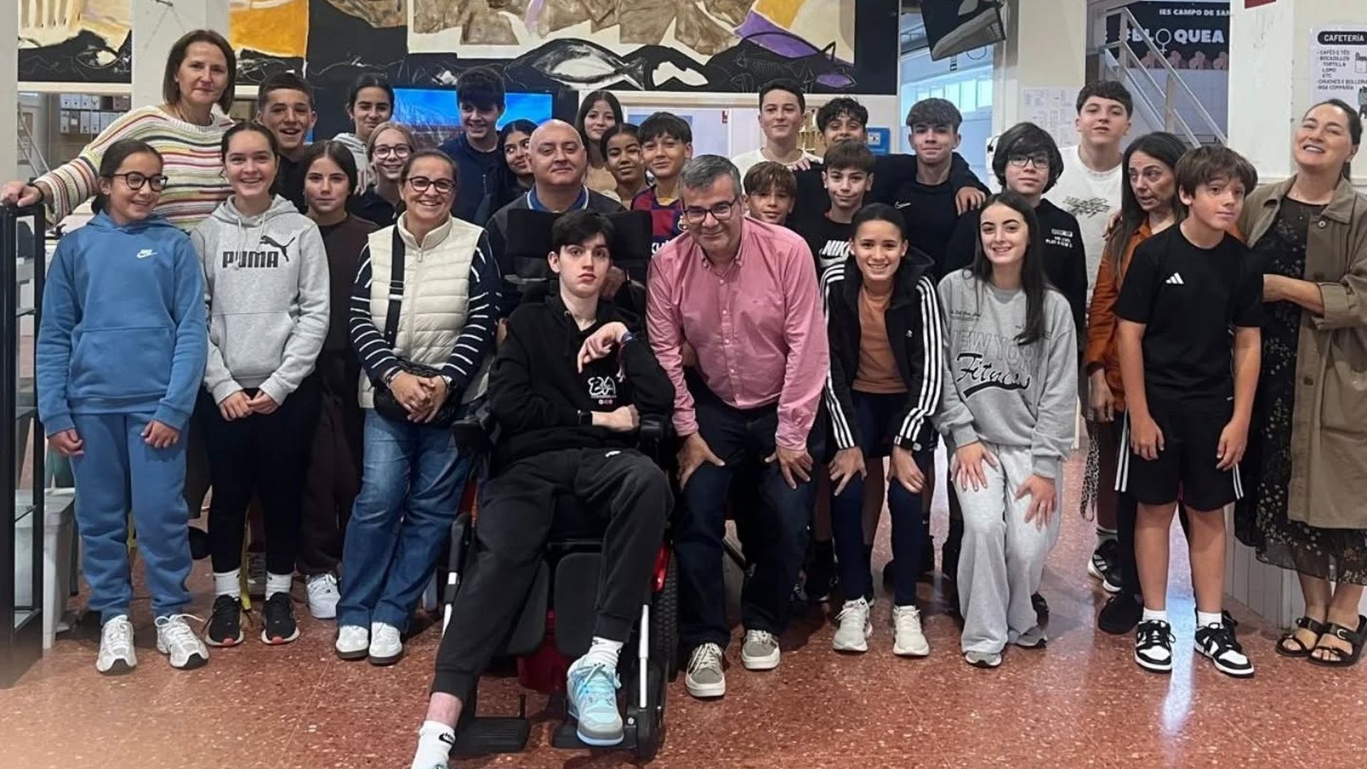 Guile  rodeado de sus compañeros del IES  Campos San Alberto de Noia, en el arranque de este curso